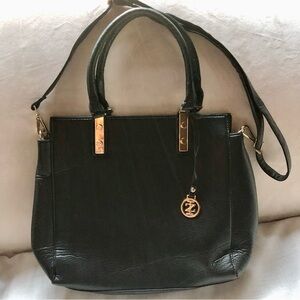 Elegant Izod women’s black tote bag w expandable shoulder straps,gold-logo charm